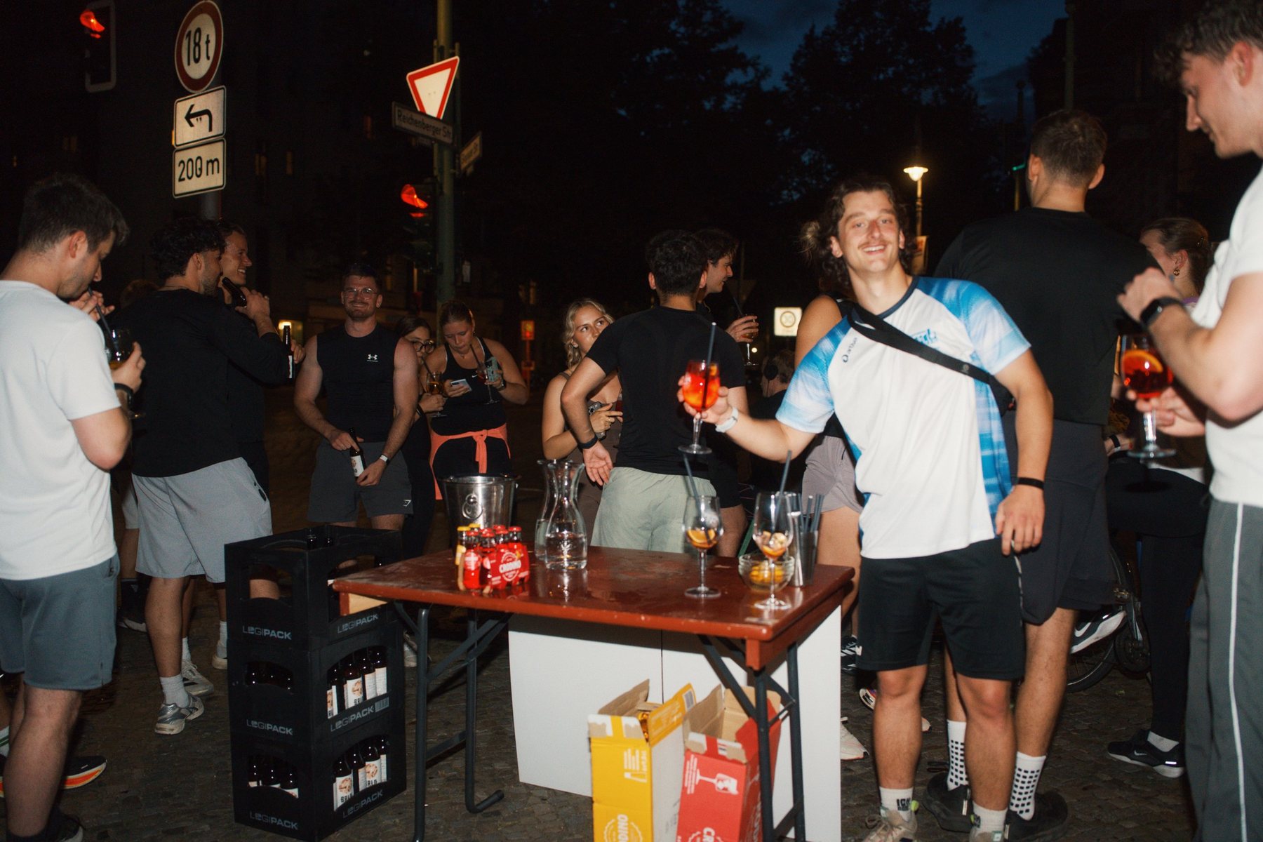 Berlin Night Run: Drinks an der Straßenecke